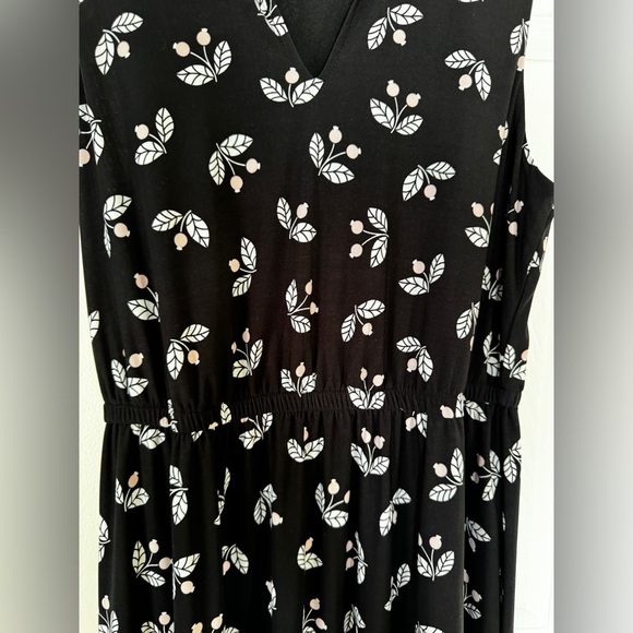 4 for $20 Anne Klein Black, Floral Pattern Sleeveless Dress with Pockets - Picture 3 of 5